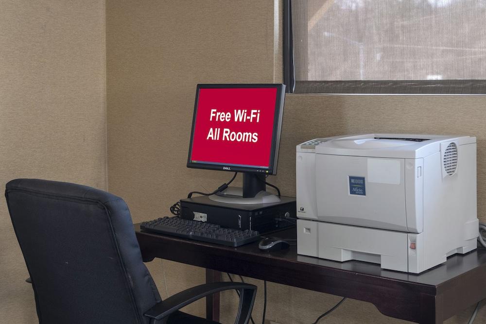 Red Roof Inn And Suites Newark - University Dış mekan fotoğraf
